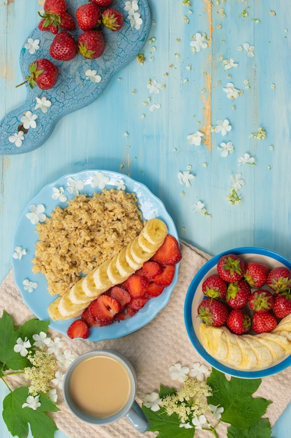 Desayuno avena con plátanos y fresas una taza de café vista superior