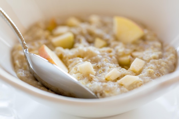 Desayuno de avena en un tazón blanco moderno