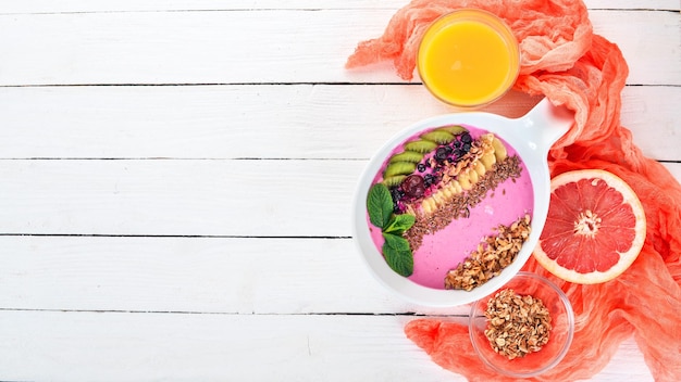 Desayuno Avena con yogur y frutas Comida sana Vista superior Sobre un fondo de madera Espacio de copia
