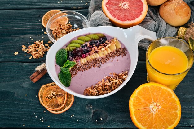 Desayuno Avena con yogur y frutas Comida sana Vista superior Sobre un fondo de madera Espacio de copia