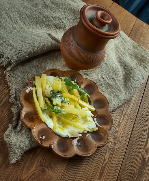 Desayuno Balcánico, huevos revueltos con tocino y verduras