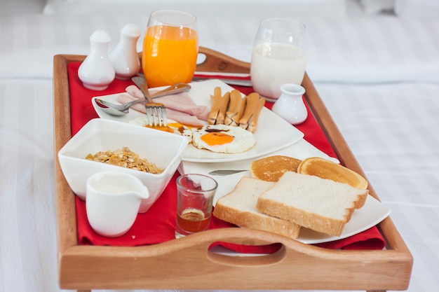 Desayuno en bandeja en la cama