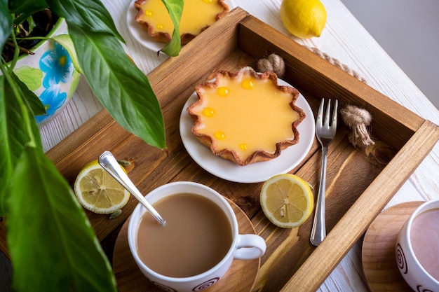 Desayuno: una bandeja de tartas de limón y café.