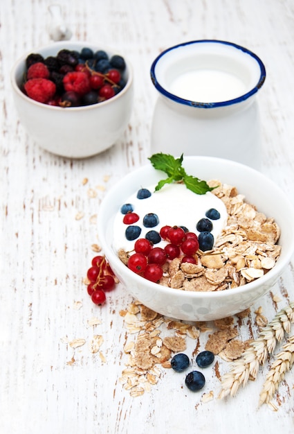 Desayuno con bayas frescas.