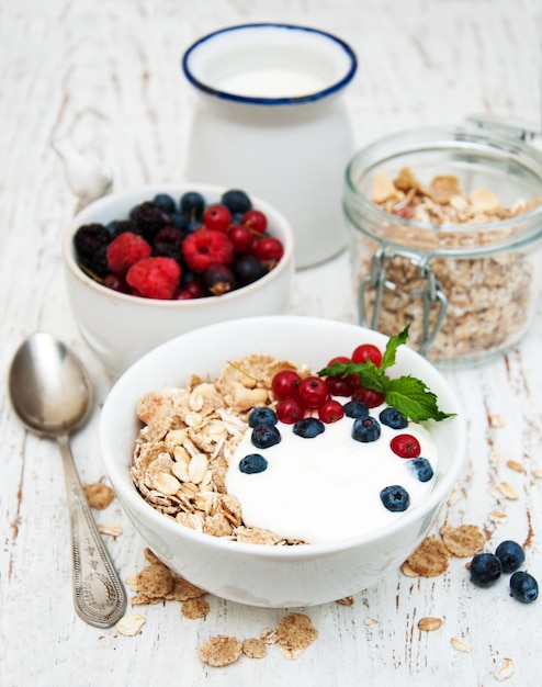 Desayuno con bayas frescas.