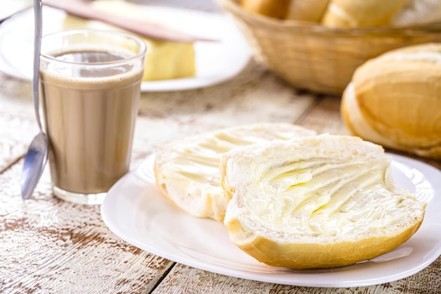 Desayuno brasileño, pan francés con mantequilla y café con leche.