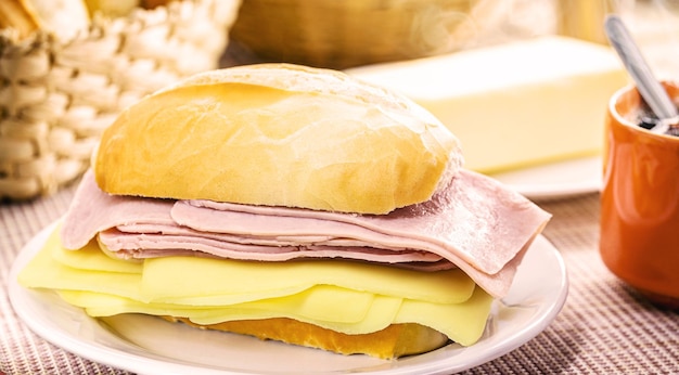 Desayuno brasileño pan de sal francés con queso mozzarella y tradición de jamón en brasil