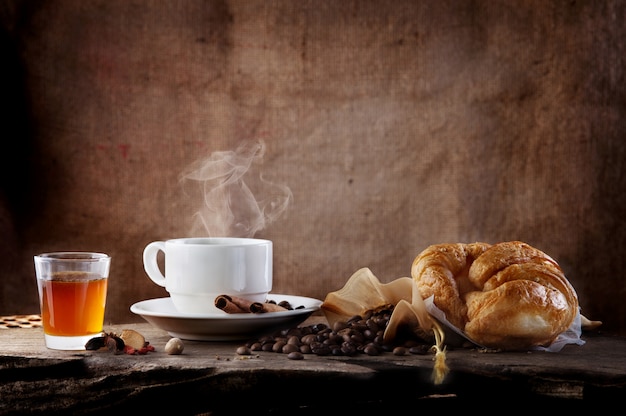 desayuno café caliente con miel y croissant