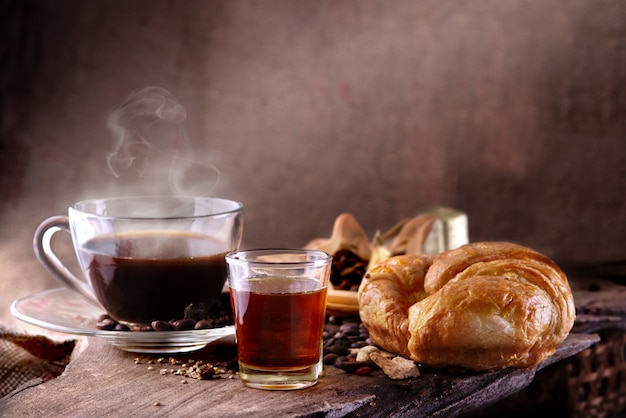 desayuno café caliente con miel y croissant