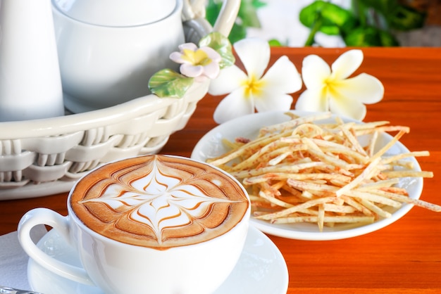 Desayuno café capuchino con batata para un saludable