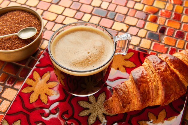 Desayuno café croissant con azúcar moreno