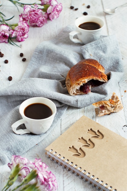 Desayuno con café y croissant de cerca con granos de café