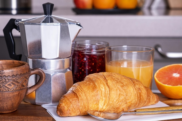 Desayuno con café, croissant y zumo de naranja recién exprimido. Enfoque selectivo.