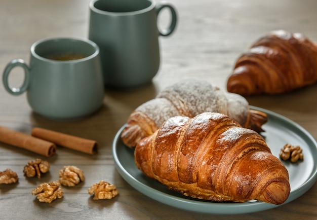 Desayuno con café y croissants.