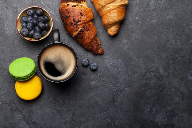 Desayuno con café y croissants