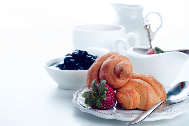 Foto desayuno con café y croissants.