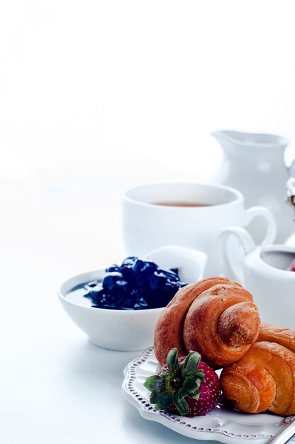 Desayuno con café y croissants.