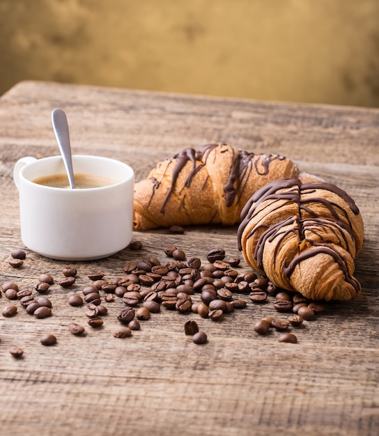 Desayuno con café y cruasanes en la mesa