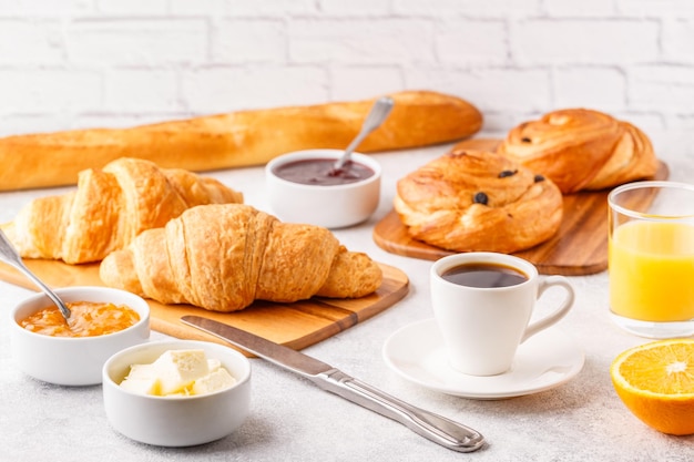 Desayuno con café y cruasanes