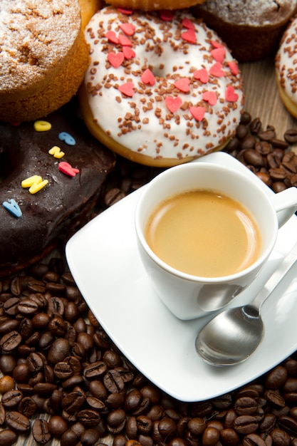 Desayuno con café y donuts.