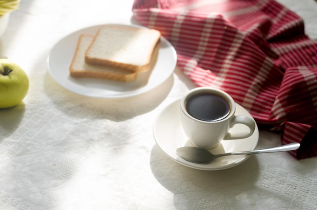 Desayuno con café dulces y tostadas