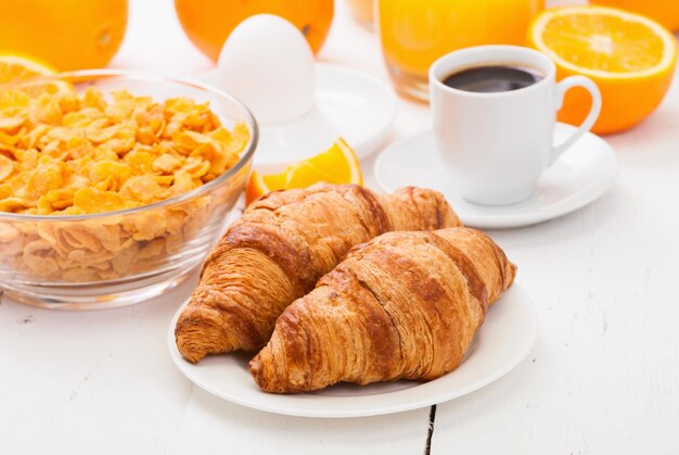 Desayuno con café jugo de naranja croissant huevo