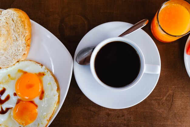 Desayuno con café en mesa de madera.