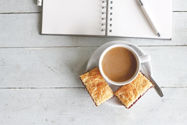 Desayuno con café y pastel de fresas frescas en la mesa de madera