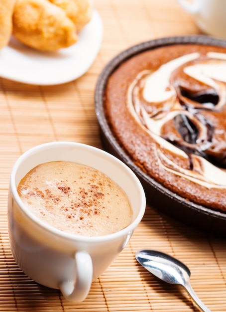 Desayuno con café y tarta.