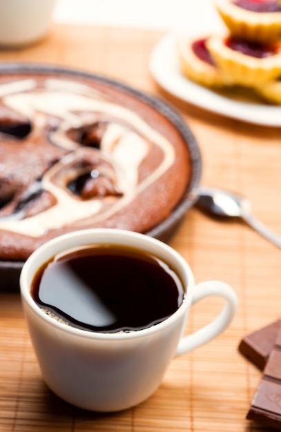 Desayuno con café y tarta.