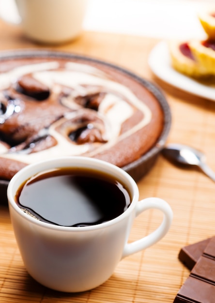 Desayuno con café y tarta.