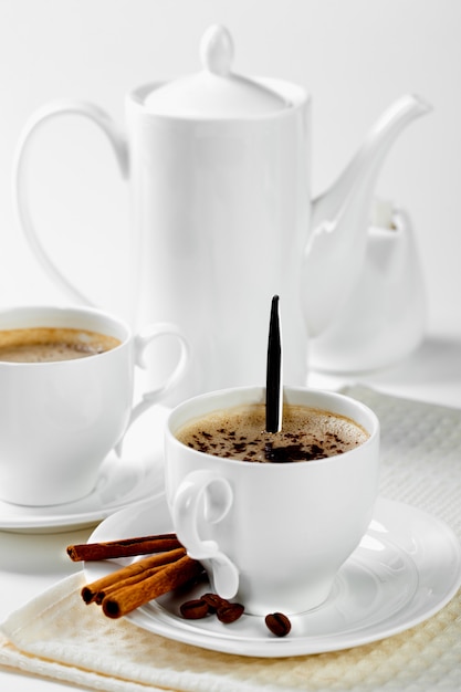 Desayuno café en una taza sobre un fondo blanco.