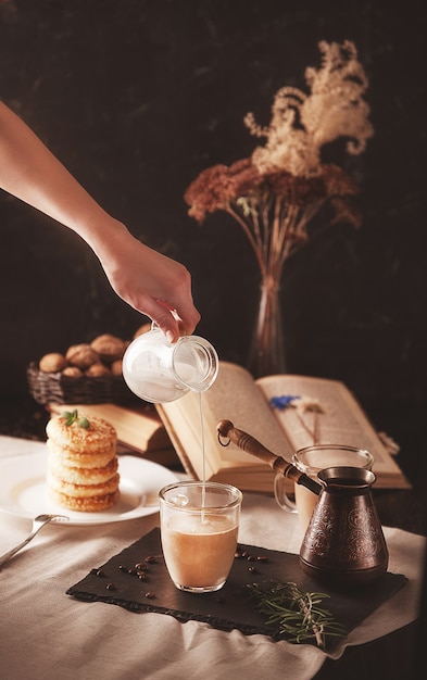 Desayuno. café con tortas de crema y queso con sésamo