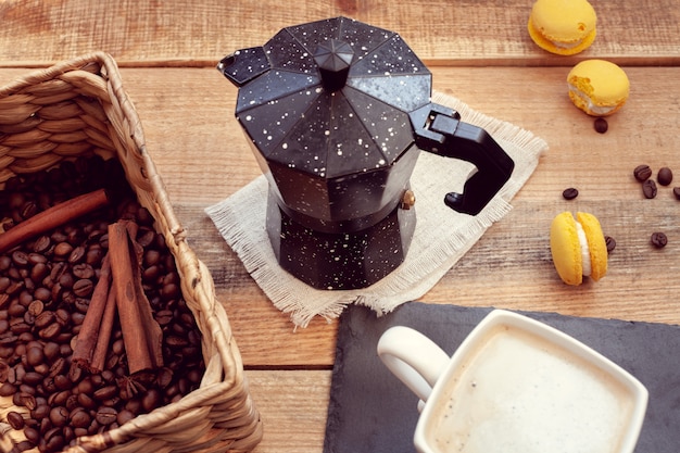 Desayuno con cafetera y macarrones.