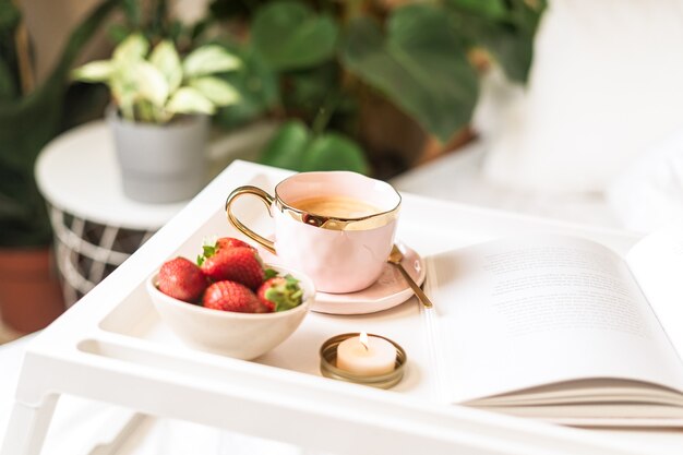 Desayuno en la cama café y fresas.