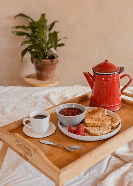 Foto desayuno en la cama con café y mermelada