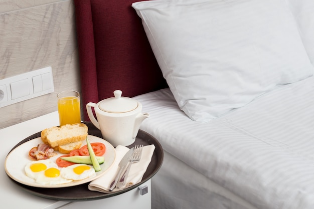 Desayuno en la cama en la habitación del hotel.