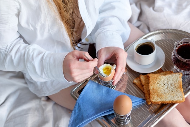 Desayuno en la cama en el hotel.