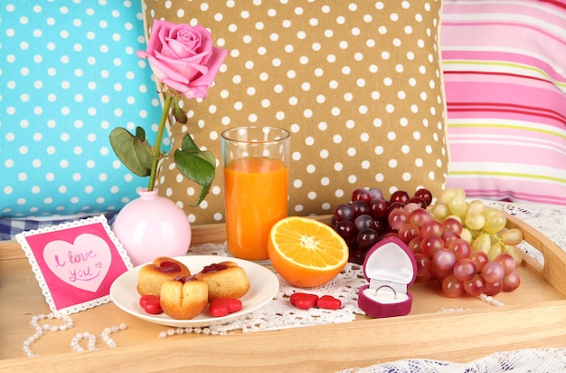 Desayuno en la cama en primer plano del día de San Valentín