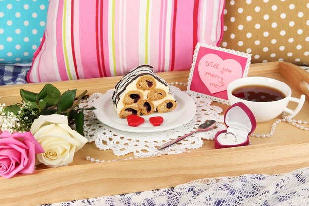 Desayuno en la cama en primer plano del día de San Valentín