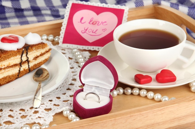 Foto desayuno en la cama en primer plano del día de san valentín