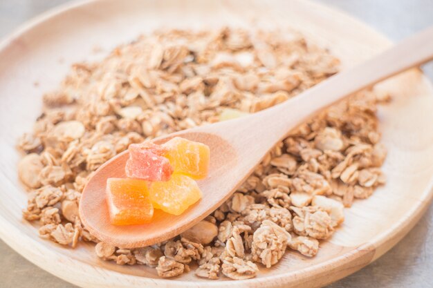 Desayuno casero de granola con frutos secos.