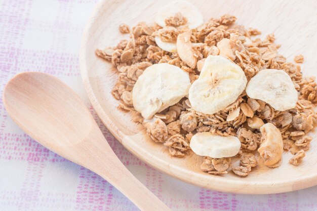 Desayuno casero de granola con frutos secos.