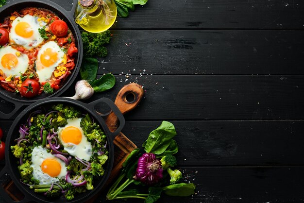 Desayuno casero shakshuka de huevos fritos Cocina tradicional árabe Vista superior Espacio libre para su texto