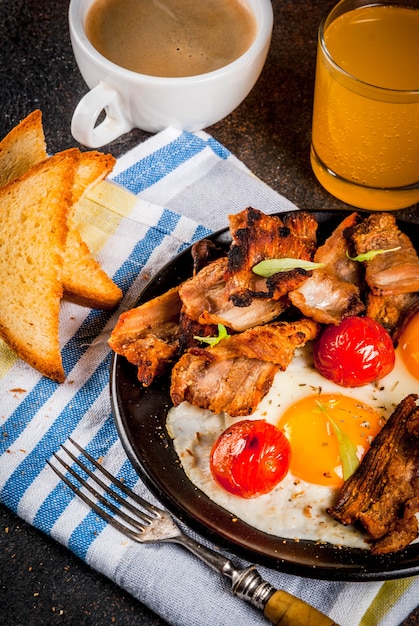 Desayuno casero tradicional inglés americano, huevos fritos, tostadas, tocino, con taza de café