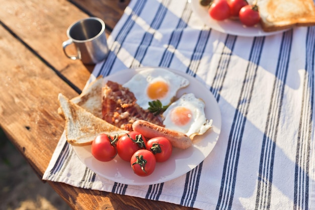 Foto desayuno cerca de la casa rodante desayuno en la naturaleza