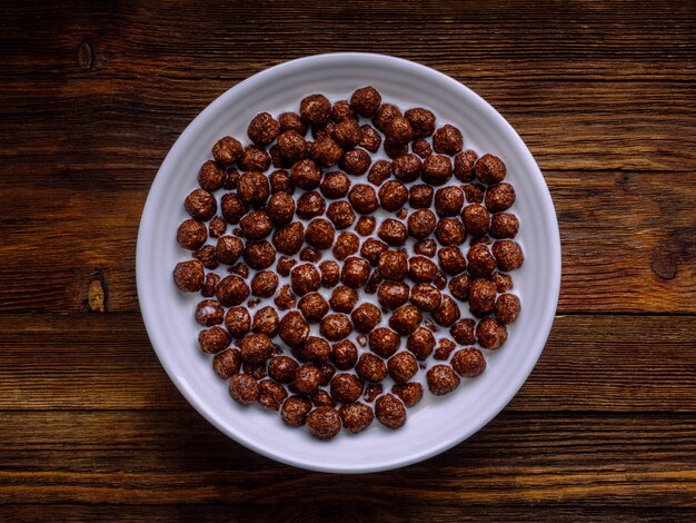 Desayuno con cereal de chocolate y leche.