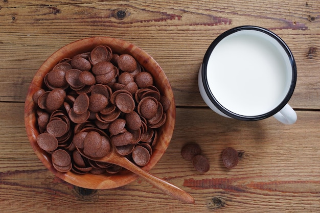Desayuno de cereales de chocolate con leche