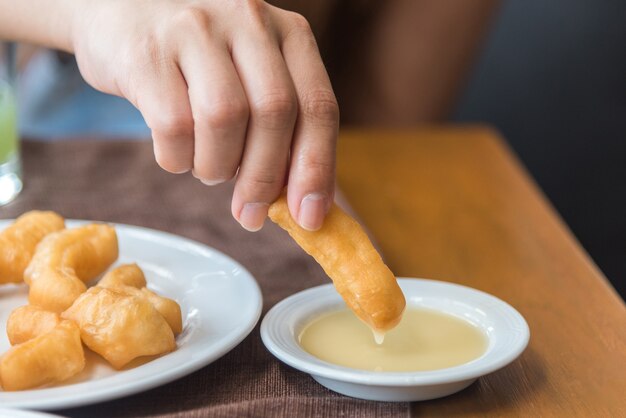 Foto desayuno chino frito cocina de palo frito delicioso té de leche con hielo