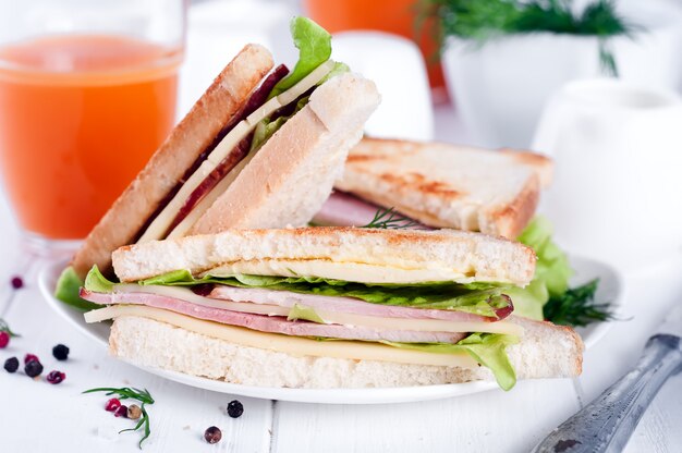 Desayuno con club sándwich y zumo.